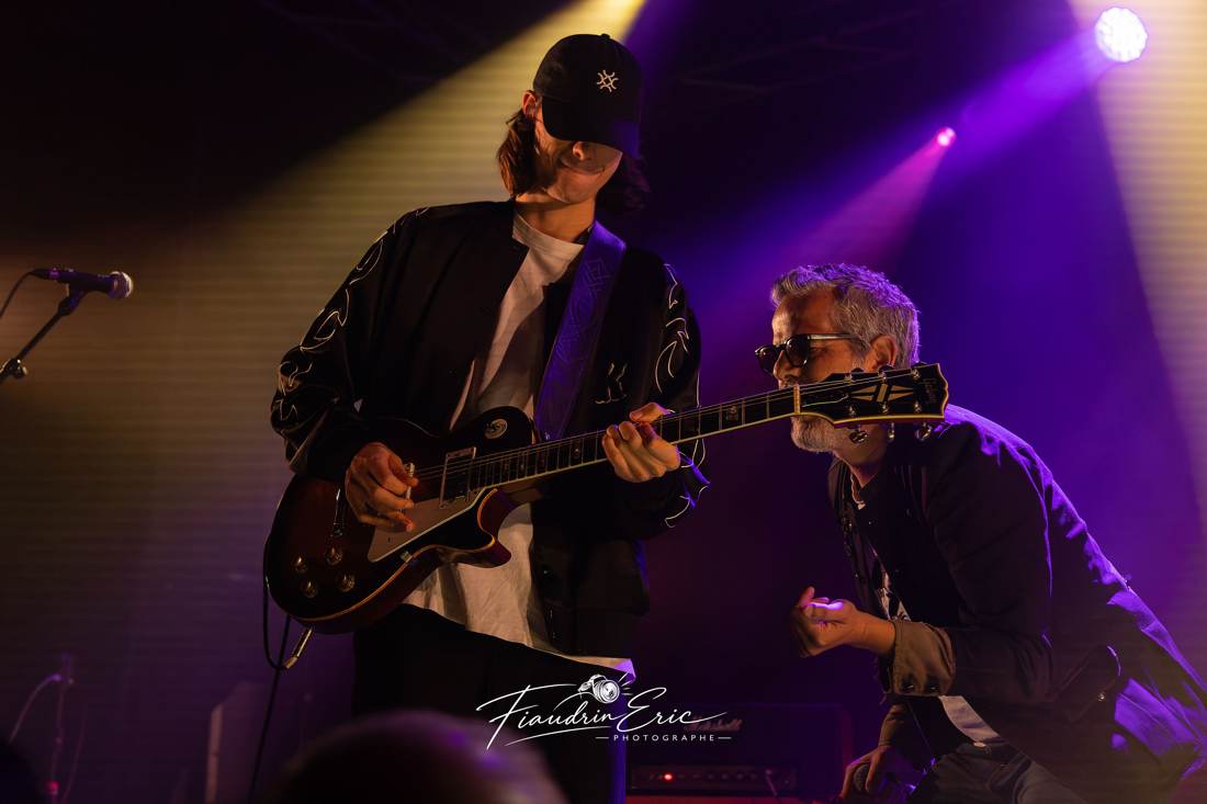 Khalifa Belouzaa sur scène avec le guitariste de Le Blob